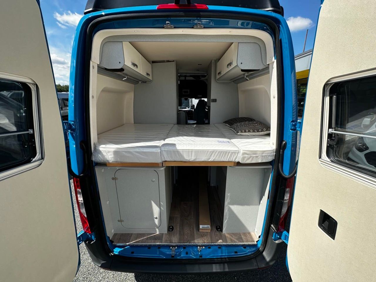 Hymer Camper Vans FREE 600S  BLUE EVOLUTION