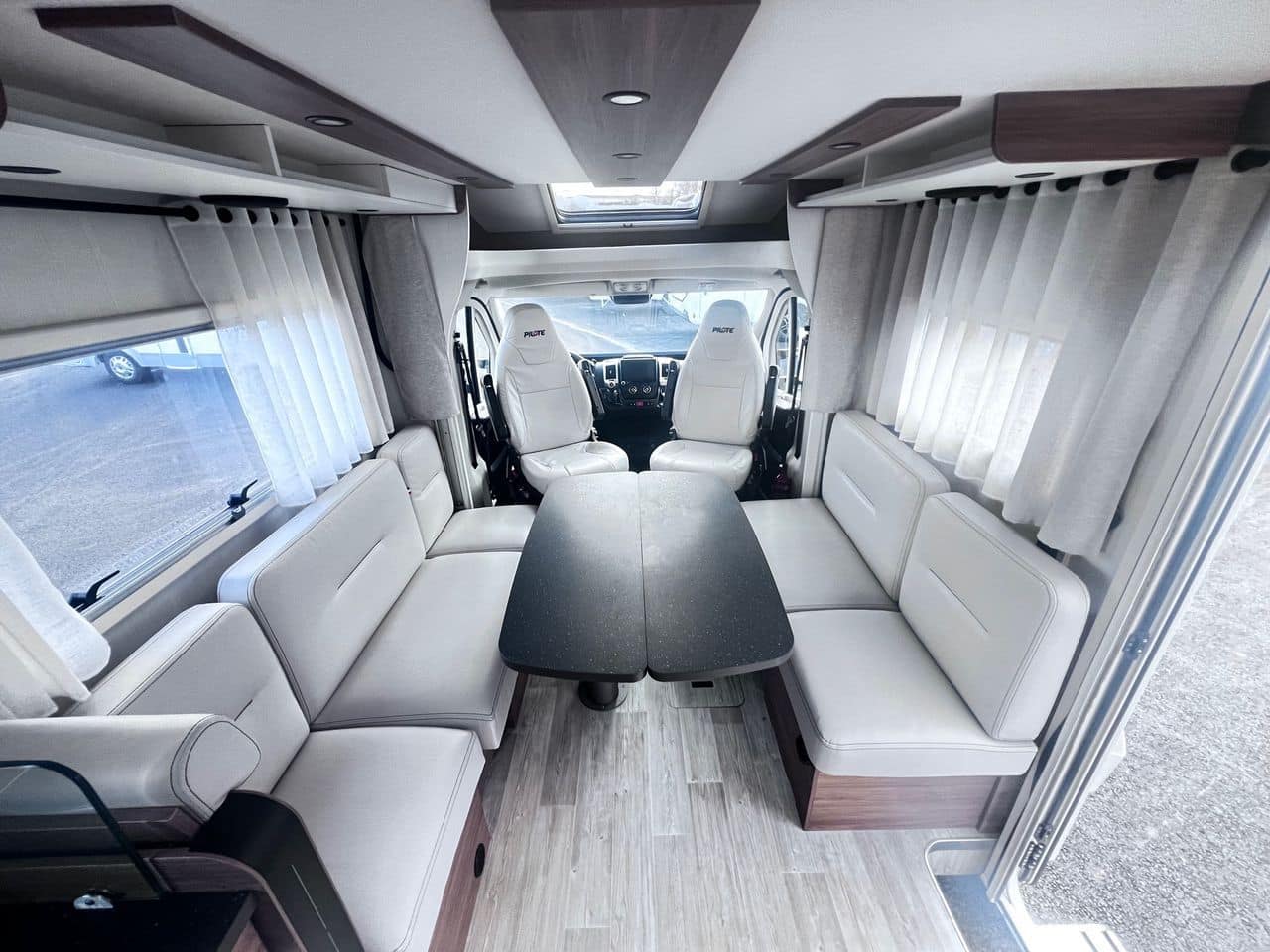 Pilote P696D EVIDENCE