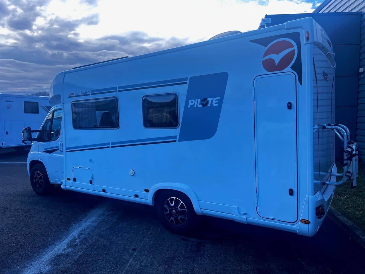 Pilote P696D EVIDENCE