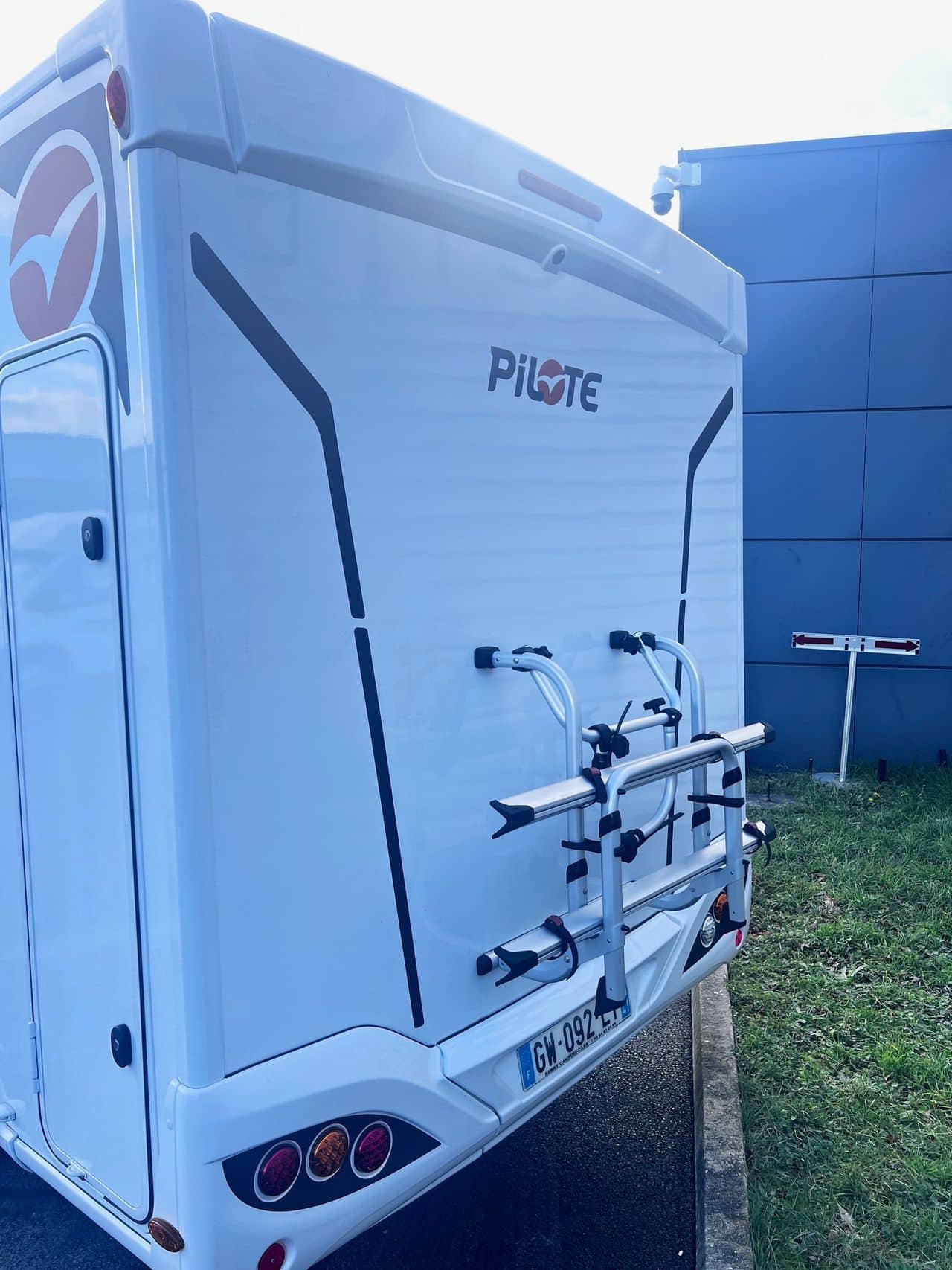 Pilote P696D EVIDENCE