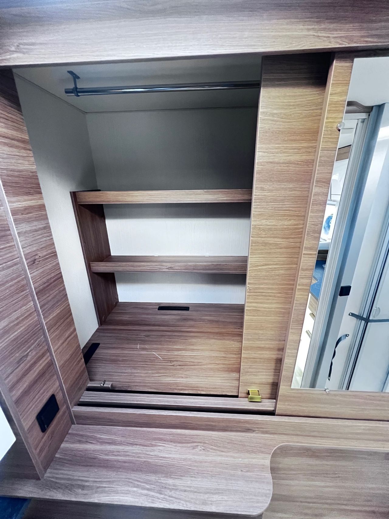 Pilote P696D EVIDENCE