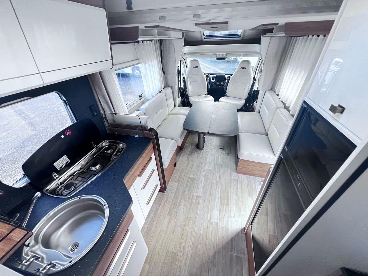 Pilote P696D EVIDENCE